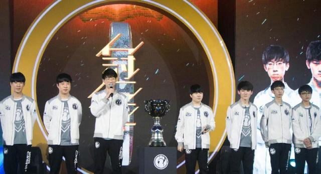 的侧翼冲击 的侧翼冲击