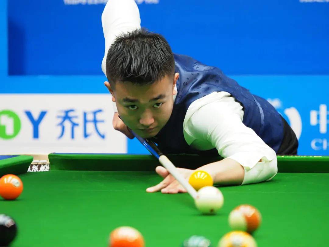 记者：汶马探赛后与海港助教约翰交换队服，两人曾在横滨合作（记者：汶马探赛后与海港助教约翰互换球衣，二人曾在横滨共事）