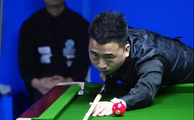 球星突破防线制造绝佳机会（球星强突撕裂防线造破门良机）