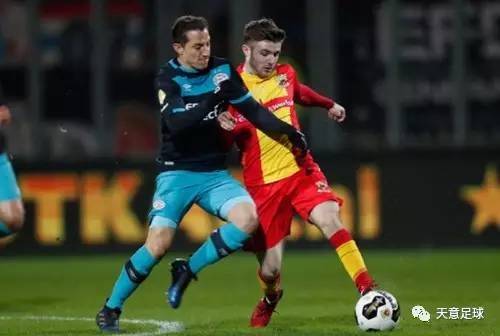 的低射破门 的低射破门